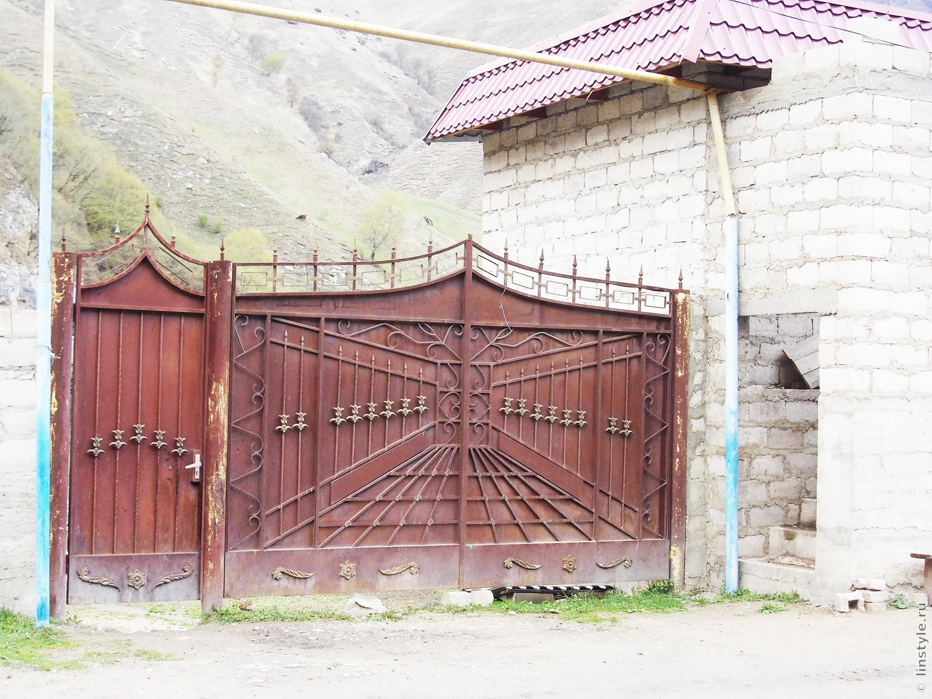 Прогноз погоды майский кабардино балкария. Ворота Кабардино Балкарии. Кованые ворота Викри Дагестан. Кованые ворота с драконом. Самые дорогие ворота.